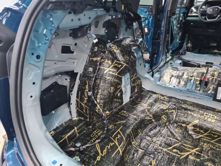 Шумоизоляция багажника Geely Monjaro-2