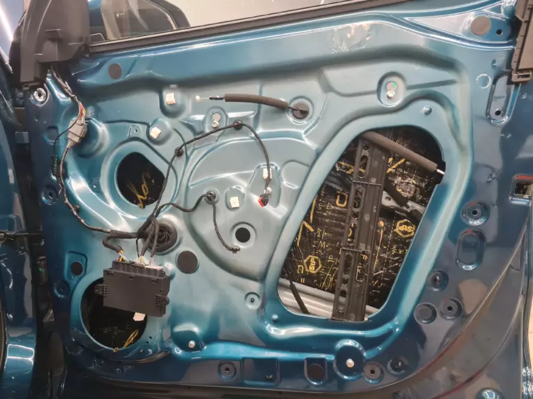 Шумоизоляция дверей Geely Monjaro-1