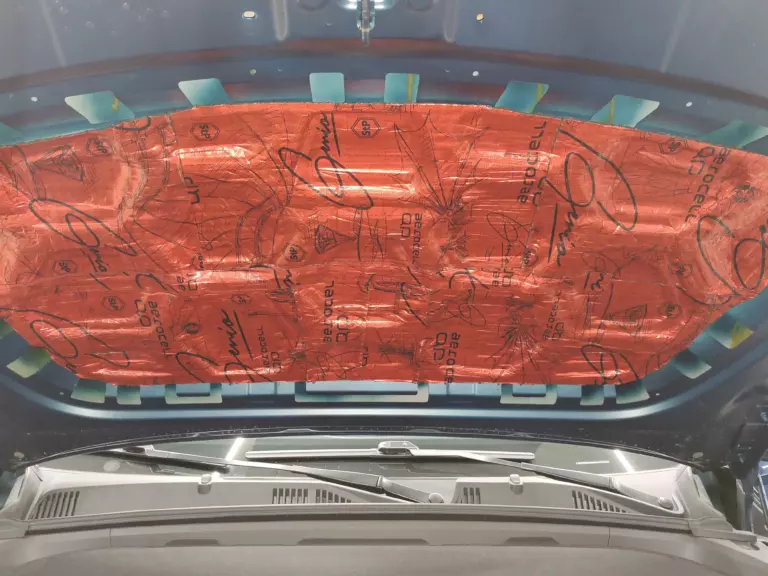 Шумоизоляция капота Geely Monjaro