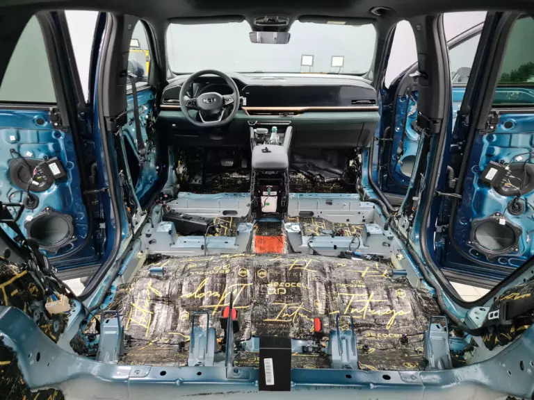 Шумоизоляция пола Geely Monjaro-1