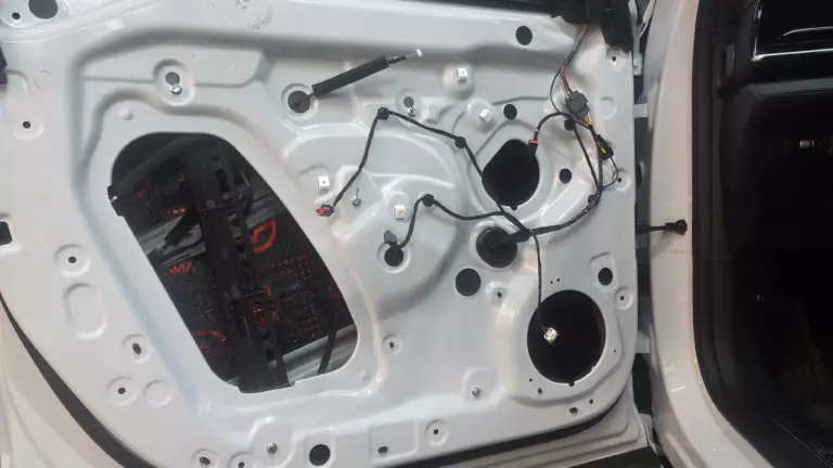 Шумоизоляция дверей Geely Monjaro-2