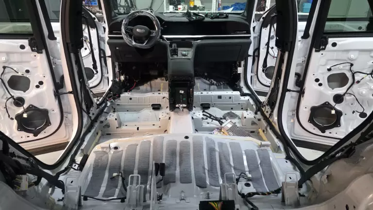 Шумоизоляция пола Geely Monjaro-1