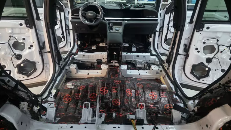 Шумоизоляция пола Geely Monjaro-2