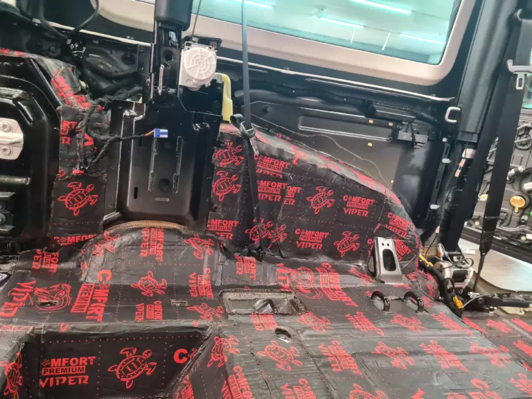 Шумоизоляция багажника Jeep Wrangler Rubicon-2