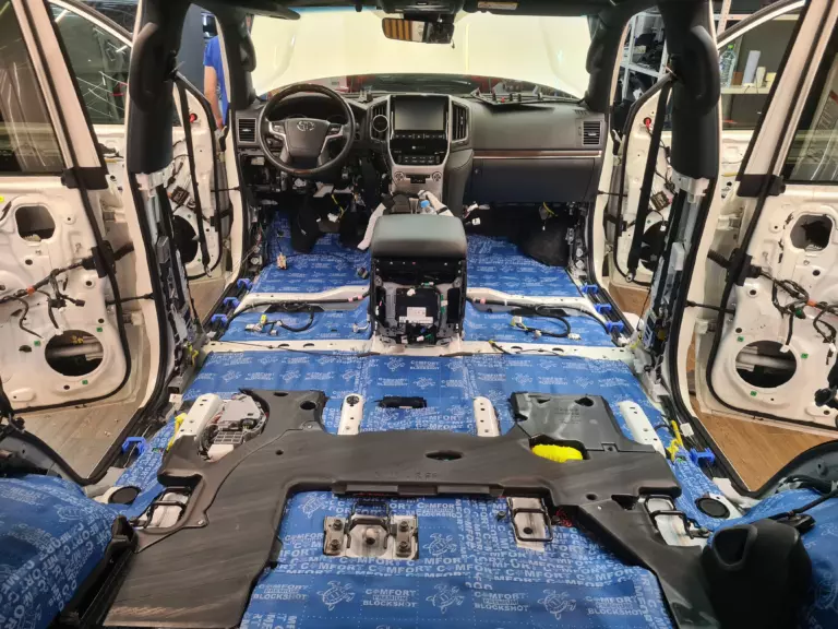 Шумоизоляция пола Toyota Land Cruiser 200-4